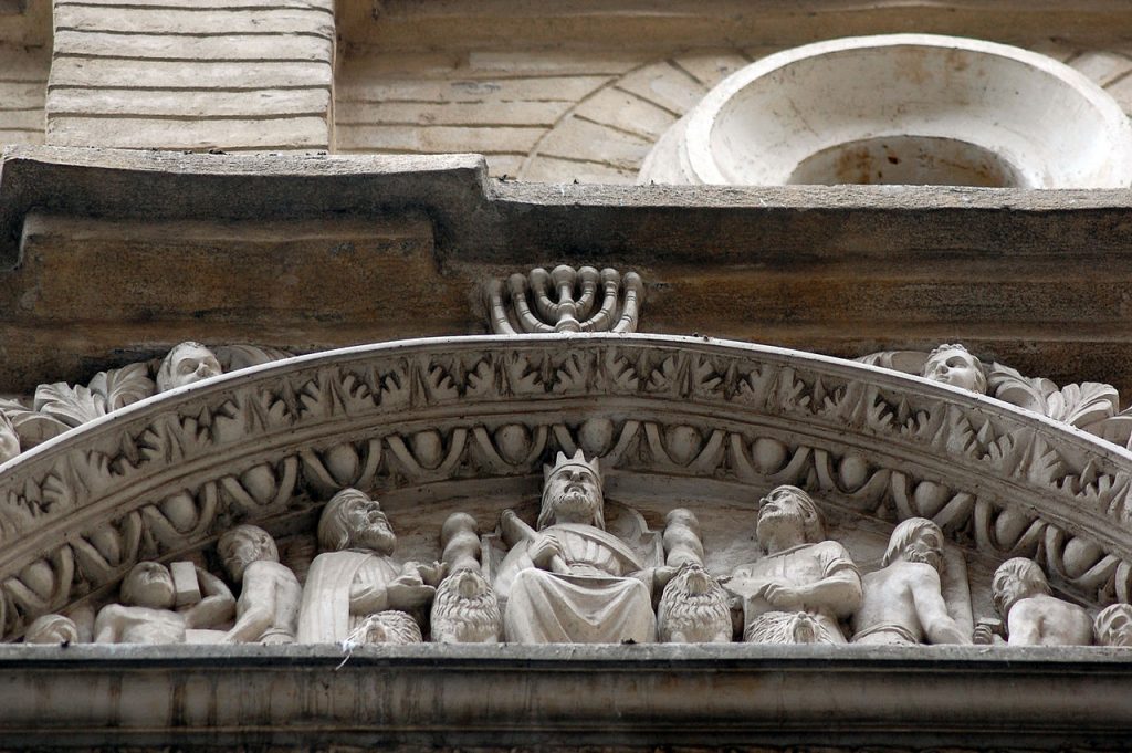 La sabiduría del rey Salomón en la decoración del exterior de la Casa de los Morlanes 