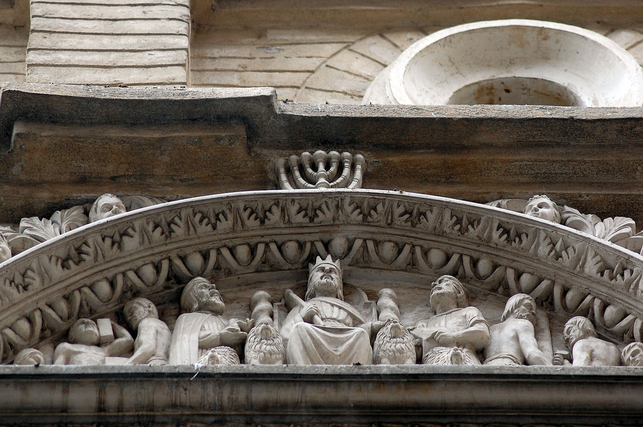 La sabiduría del rey Salomón en la decoración del exterior de la Casa de los Morlanes