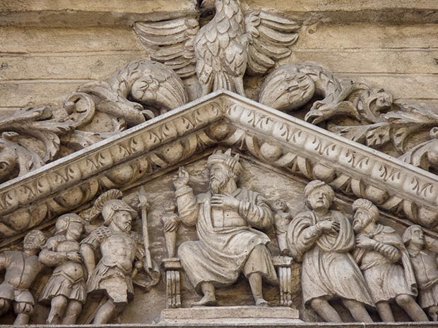 Relieve de la fachada de la Casa de los Morlanes representando a los judíos súbditos del Rey de Aragón 