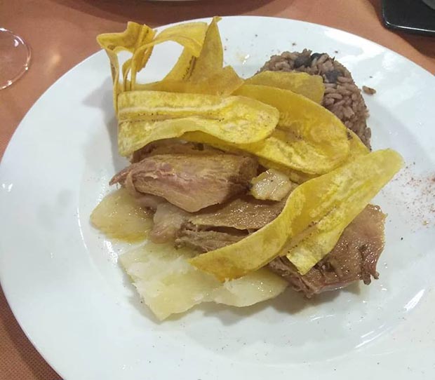 cocina cubana en el restaurante el paladar