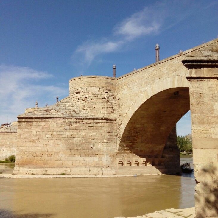 Vista desde el Puente de Piedra desde el Río Ebro