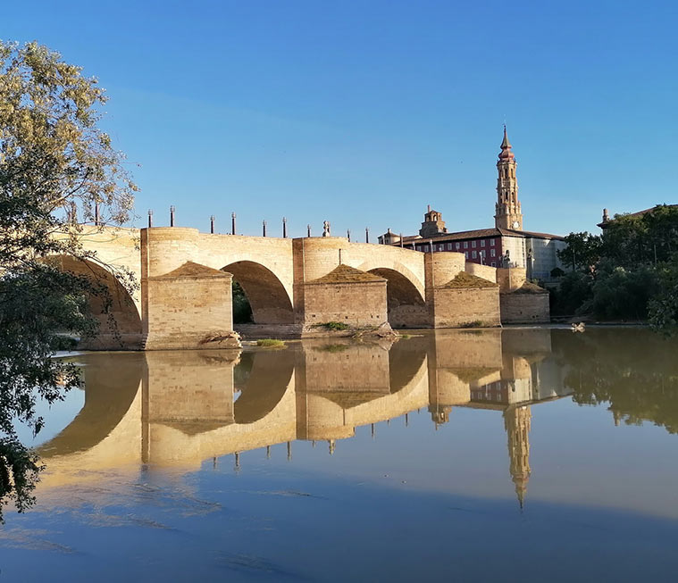 El Puente de Piedra de Zaragoza es el puente más antiguo sobre el río Ebro