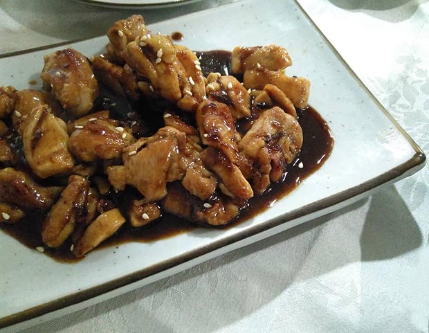 plato de comida japonesa en el restaurante hayaci