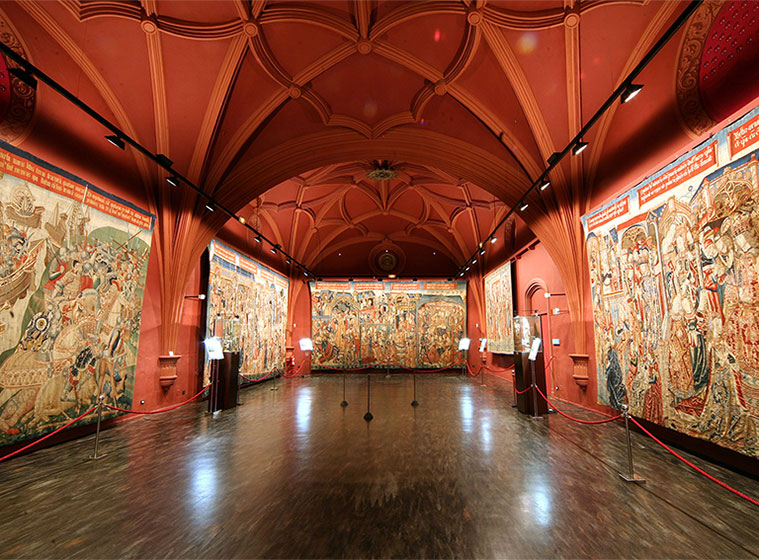 En el interior de La Seo se puede visitar el Museo de Tapices
