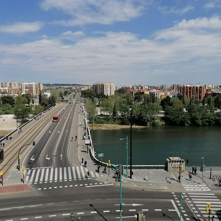 Vista del Puente de Santiago desde el Torreón de la Zuda