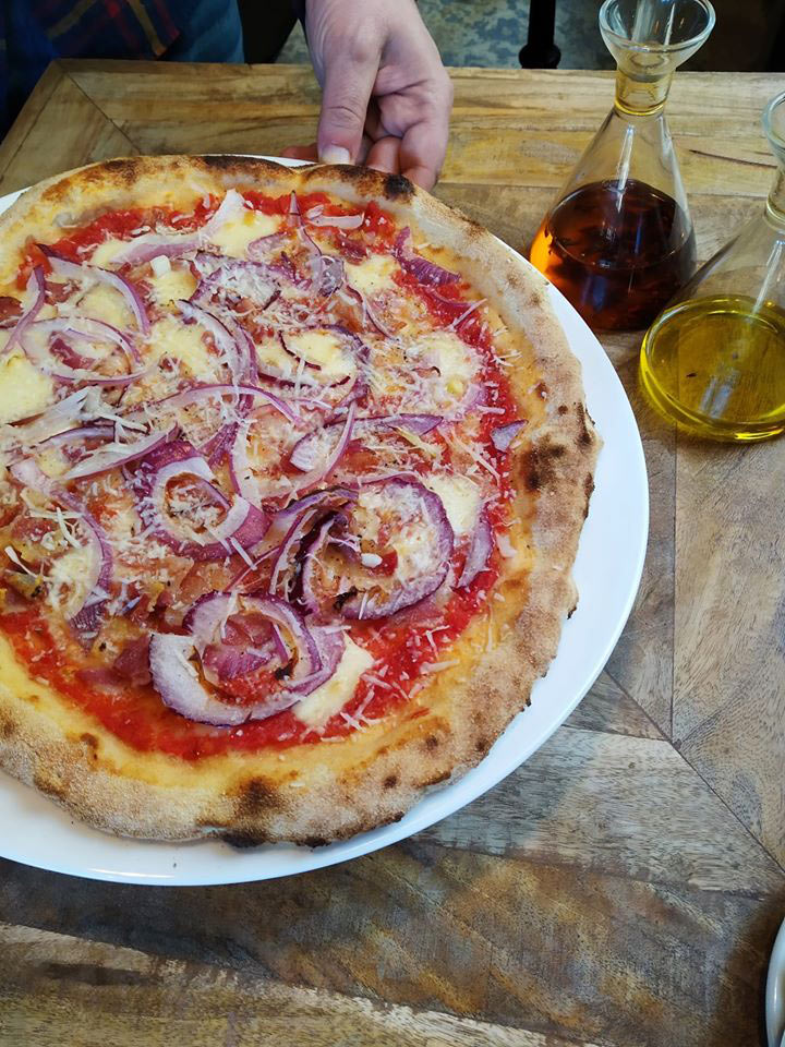 Leone Pizzeria Tradizionale pizzas al horno de leña