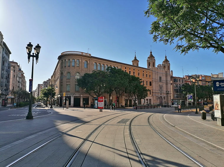 El Colegio Escuelas Pías está situado en la confluencia de la Avenida César Augusto con las calles Conde Aranda y El Coso