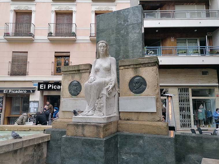 Monumento a los Hermanos Argensola en la Plaza San Pedro Nolasco de Zaragoza