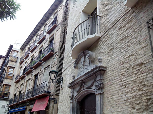 Detalle de la fachada de la Casa del Canal o de los Tarín