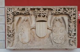 Escudos del antiguo edificio que la Diputación General del Reino de Aragón
