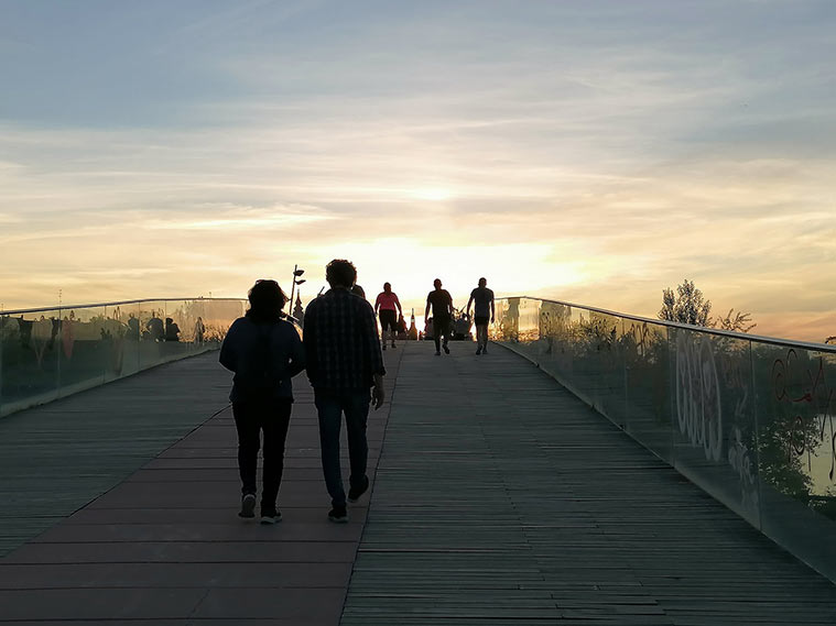 Desembocadura del Huerva, en paralelo al puente del Paseo de Echegaray y Caballero, en el entorno de parques que conforma la ribera, el Parque Bruil y el Parque del Azud Manuel Lorenzo Pardo, los cuales interconecta., Zaragoza