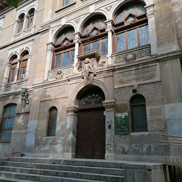 Antiguo edificio de la Escuela de Artes y Oficios de Zaragoza desde la Plaza de los Sitios