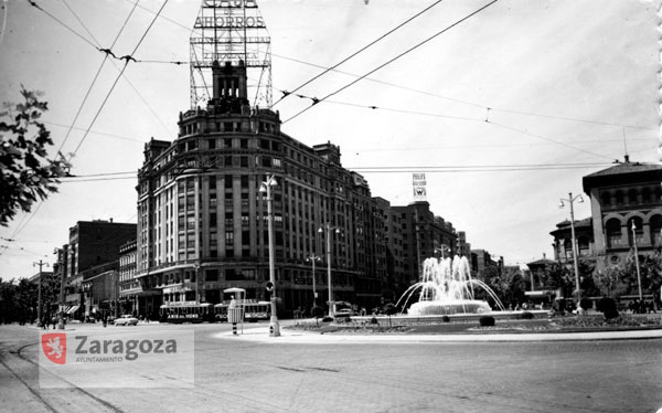 Vista del edificio Elíseos desde la Plaza Basilio Paraiso en los años 50