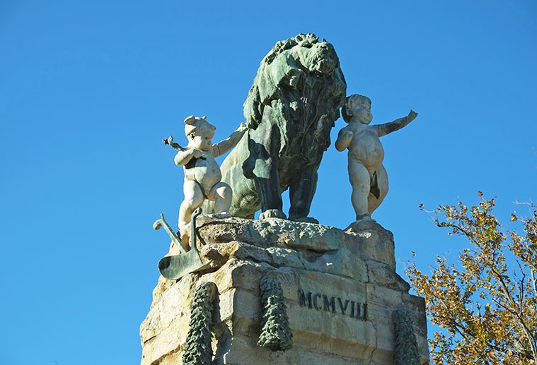 Monumento a la Exposición Hispanofrancesa de 1908 en el Parque Grande