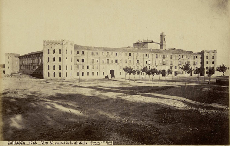 La fotografía "Vista del Cuartel de la Aljafería" fue tomada por Jean Laurent y Cía. en la década de 1870. La fotografía muestra el estado del palacio antes de las restauraciones que se llevaron a cabo en el siglo XX.