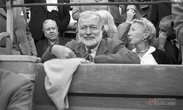 Ernest Hemingway junto a su compañera Mary Welsh, tras la barrera del Coso de la Misericordia