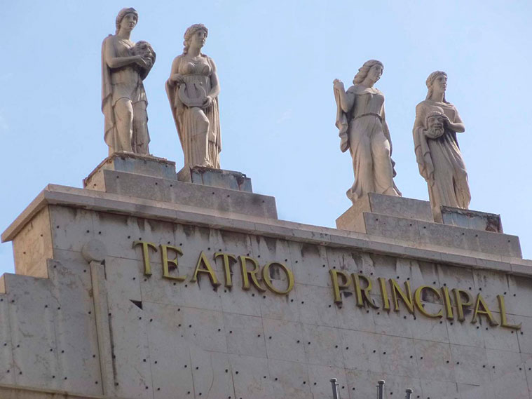 Las cuatro musas originales de la mitología griega: Telxíone, Aiodea, Arquea y Meletea en la fachada del Teatro Principal hacia el Coso