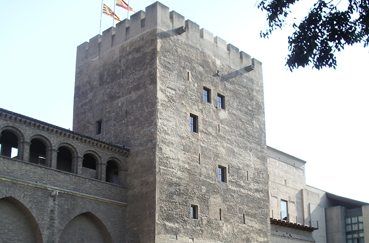 Vista exterior de la Torre del Trovador del Palacio de la Aljafería
