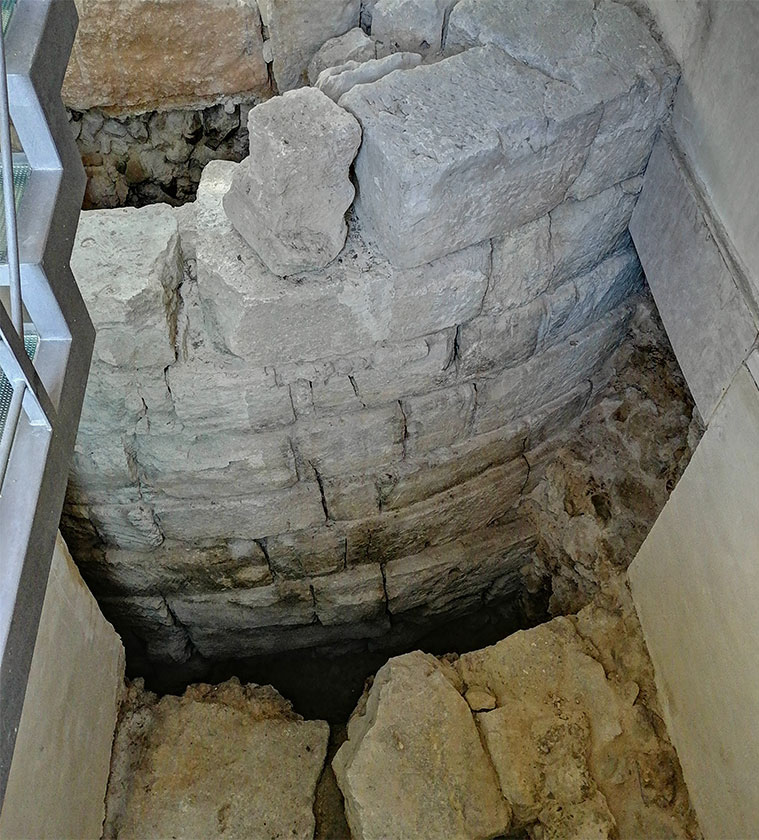 Al entrar al torreón de La Zuda podemos ver los vestigios de la torre romana original