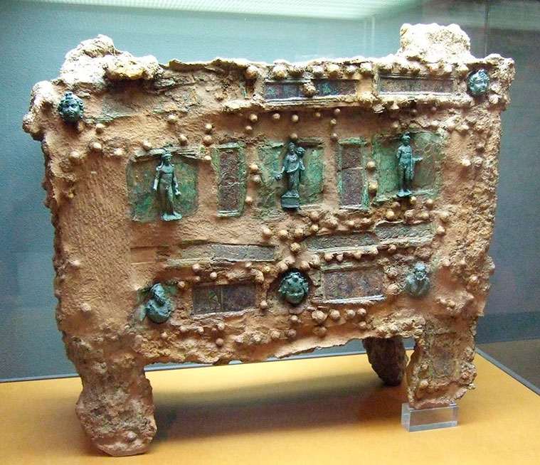 La arca ferrata, o arca de caudales romana, es una pieza excepcional de la arqueología aragonesa. Fue descubierta en las excavaciones del patio del Colegio Nacional Allué Salvador de Tarazona, en 1979.