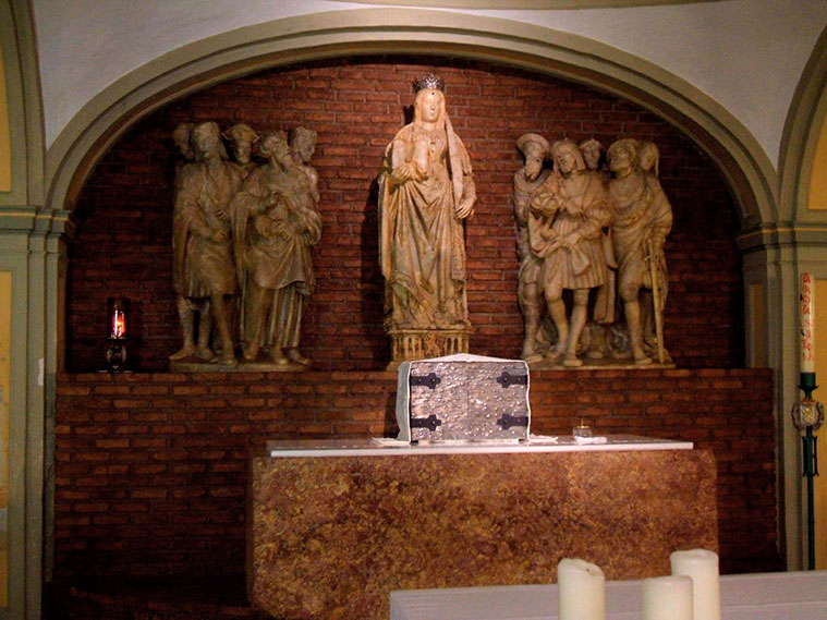 Grupo escultórico de los mártires en la cabecera de la cripta de la Iglesia de Santa Engracia de Zaragoza
