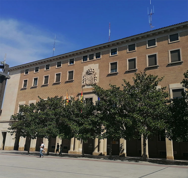 El edificio de la Delegación del Gobierno en Aragón es un ejemplo de la arquitectura racionalista. Fue diseñado por los hermanos Regino y José Borobio Ojeda, dos arquitectos que se inspiraron en las corrientes arquitectónicas europeas de la época. 