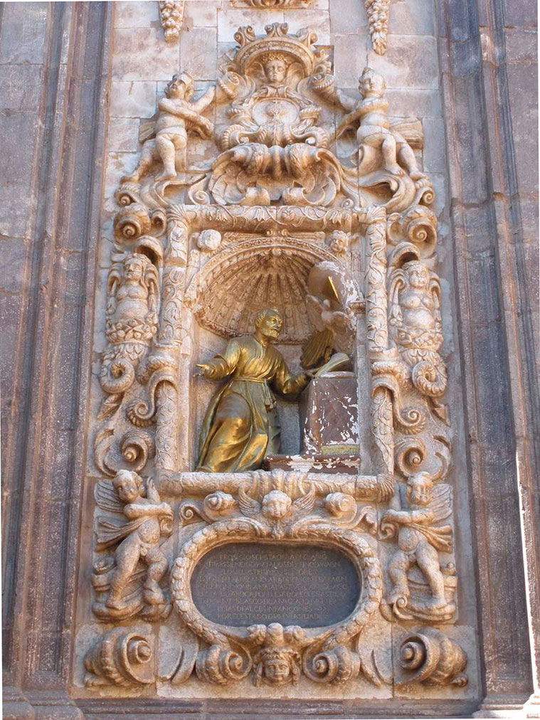 Escultura de San Cayetano, fundador de los Teatinos, en la fachada de la Iglesia de Santa Isabel de Portugal
