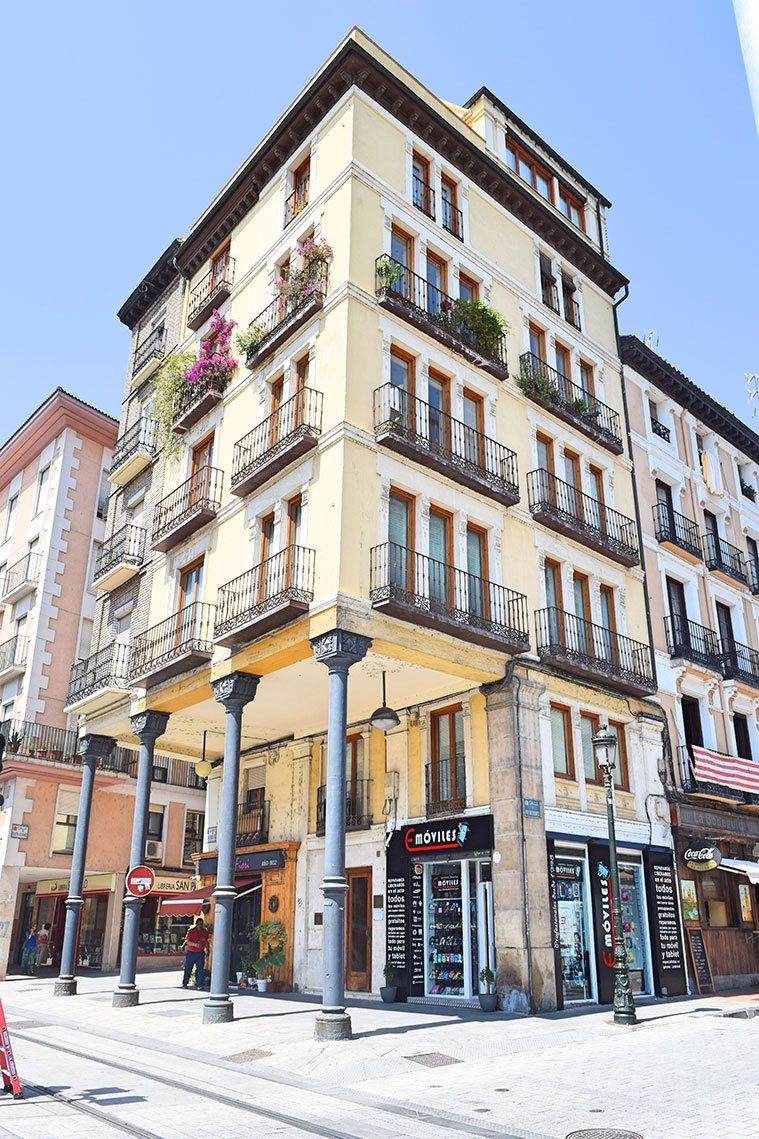 Edificios históricos en la Avenida César Agusto de Zaragoza en la intersección con Calle Predicadores