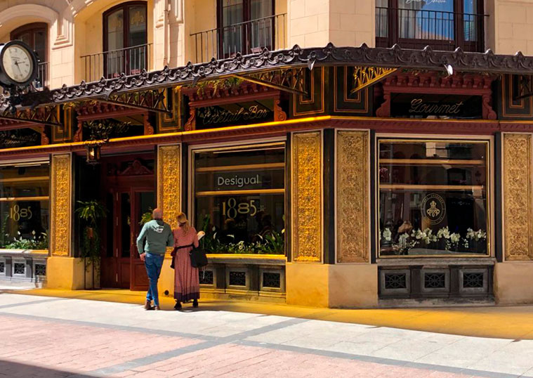Vista del Café Restaurante 1885 desde la Calle Alfonso I