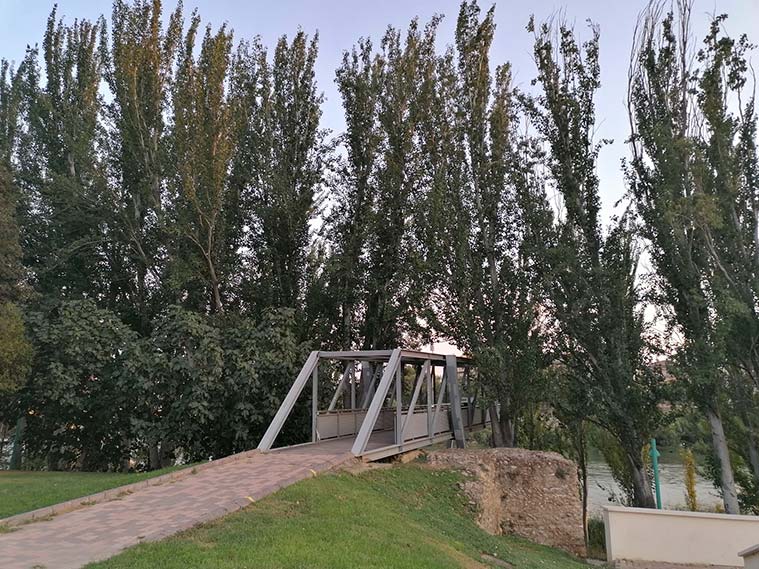 El Mirador del Puente de Tablas, Ribera izquierda del río Ebro, entre el Puente de Piedra y el Puente de Hierro, Zaragoza