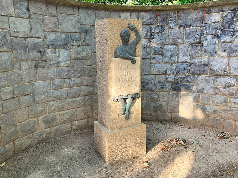 El Monumento a la jotera Isabel Zapata en el Parque Grande