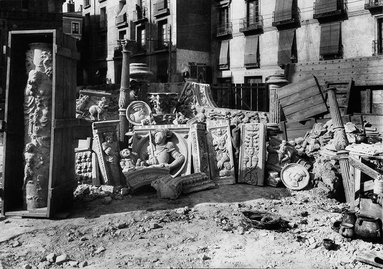 El Patio de la Infanta, desmontado, esperando su traslado a París a principios del siglo XX