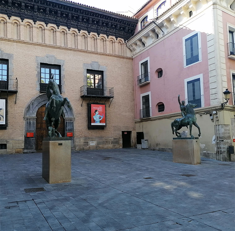 Los dos jinetes realizados para el Estadio Olímpico de Montjuïc de Barcelona en 1929, conocidos como “El Saludo Olímpico” reciben al visitante del Museo Pablo Gargallo en la Plaza San Felipe