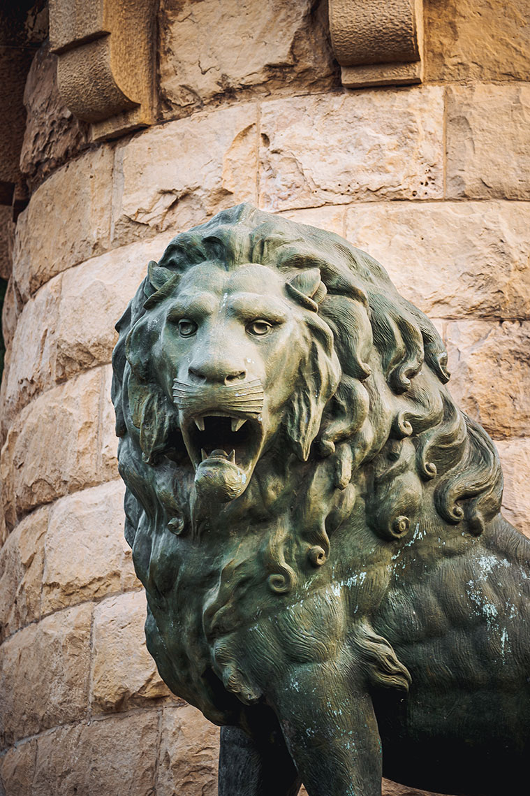 En 1927 se añadió el león en bronce al monumento al Rey Alfonso I El Batallador, obra del comandante de infantería Virgilio Garrán y fundida en los talleres Averly