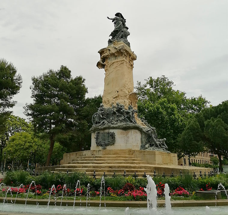Monumento en el centro de la Plaza de los Sitios de Zaragoza