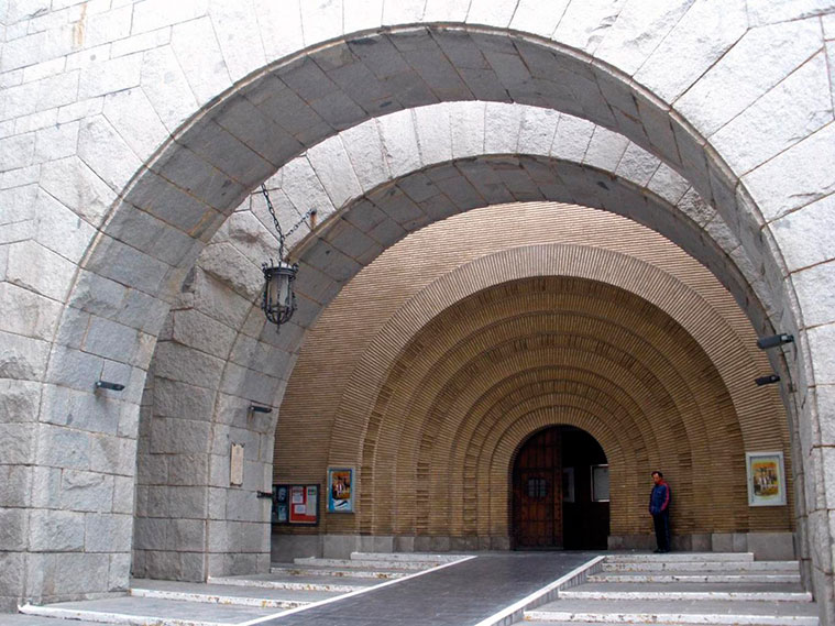 Entrada de la Iglesia de San Antonio de Padua de Zaragoza