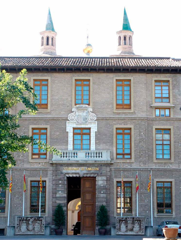 Entrada del Edificio Pignatelli (actual sede del Gobierno de Aragón)