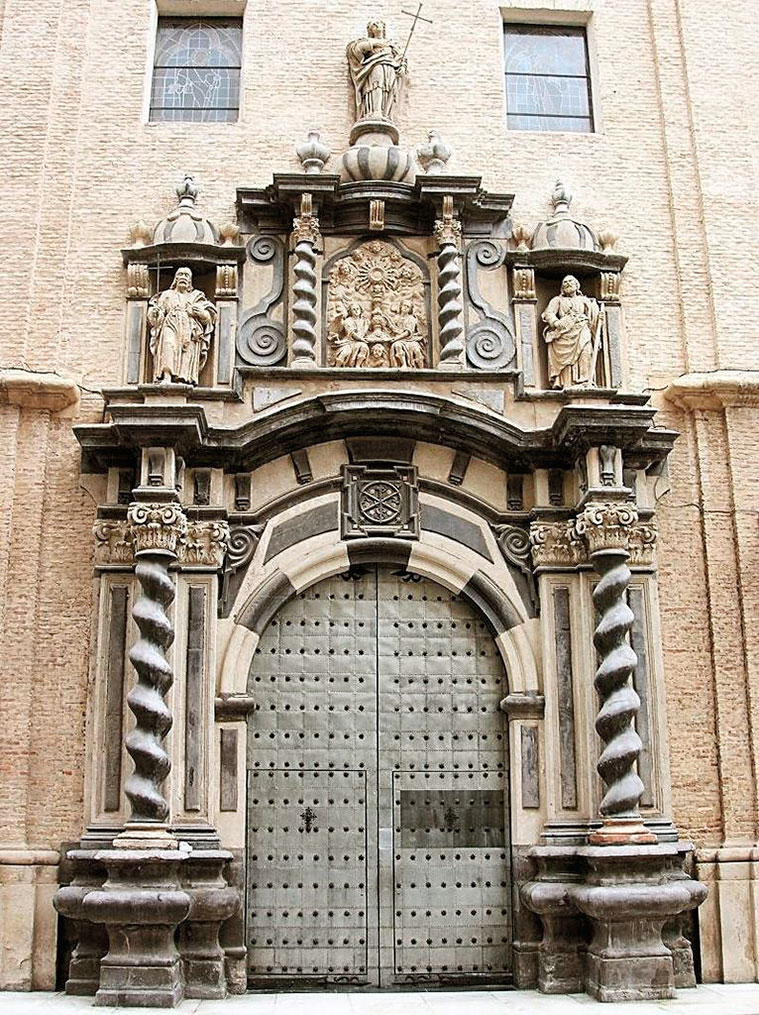 La puerta de acceso a la Iglesia de San Felipe fue en su día la de la Basílica del Pilar