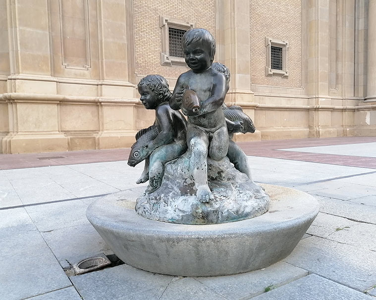 Fuentes de los niños con peces de Francisco Rallo en la Plaza del Pilar