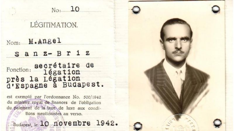 La identificación diplomática de Ángel Sanz Briz, emitida en 1942.