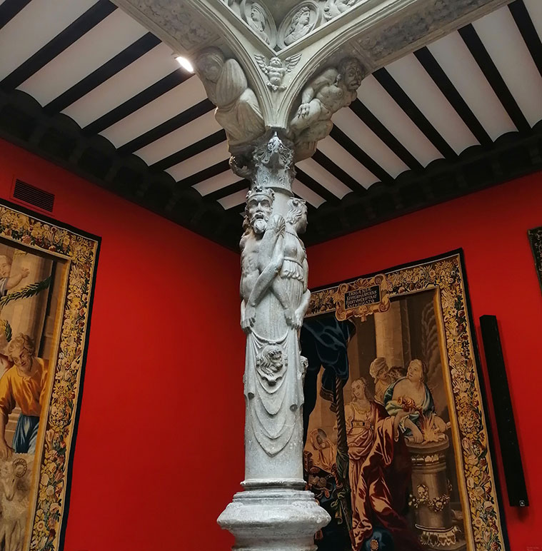 Detalle de una de las columnas del Patio de la Infanta