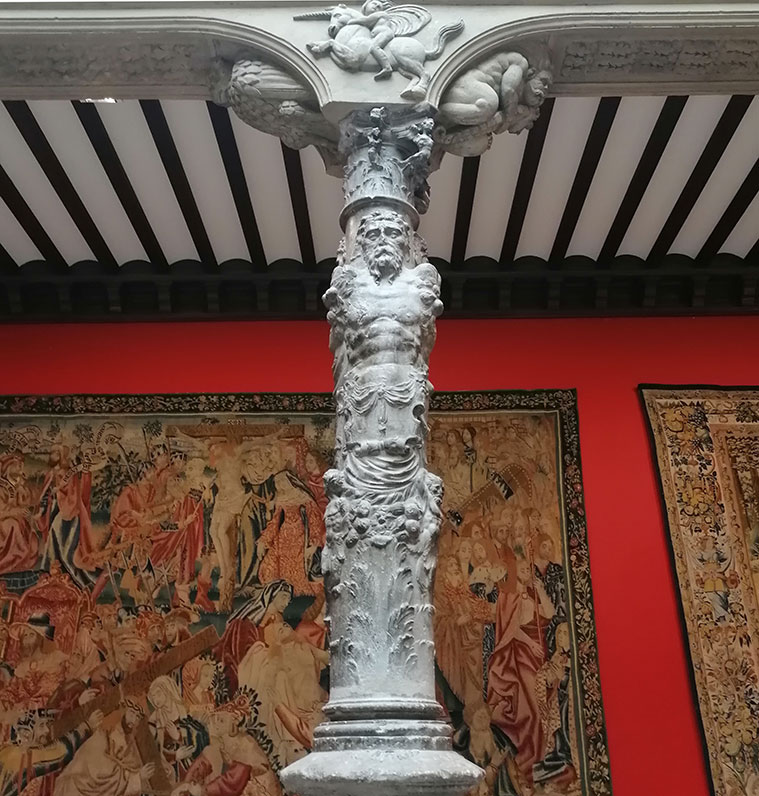 Las columnas del Patio de la Infanta se ornamentan con figuras humanas a modo de cariátides o estípites