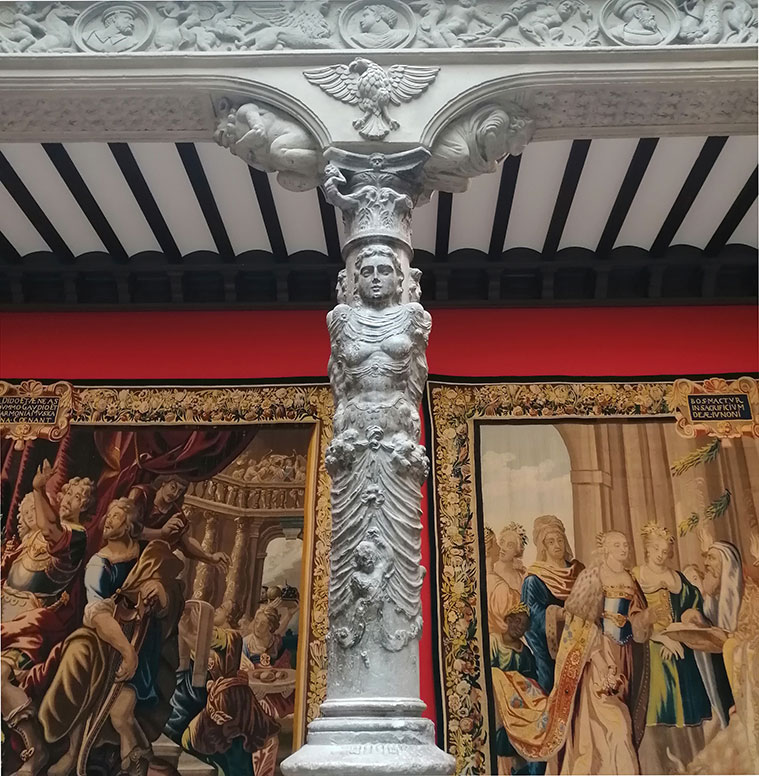 Las columnas del Patio de la Infanta se ornamentan con figuras humanas a modo de cariátides o estípites
