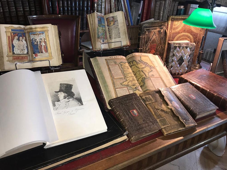 Libros de segunda mano en la Librería Anticuaria Luces de Bohemia