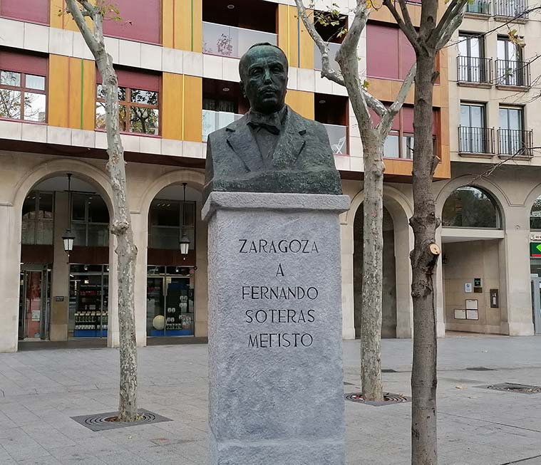 Monumento a Fernando Soteras Mefisto en Plaza Aragon