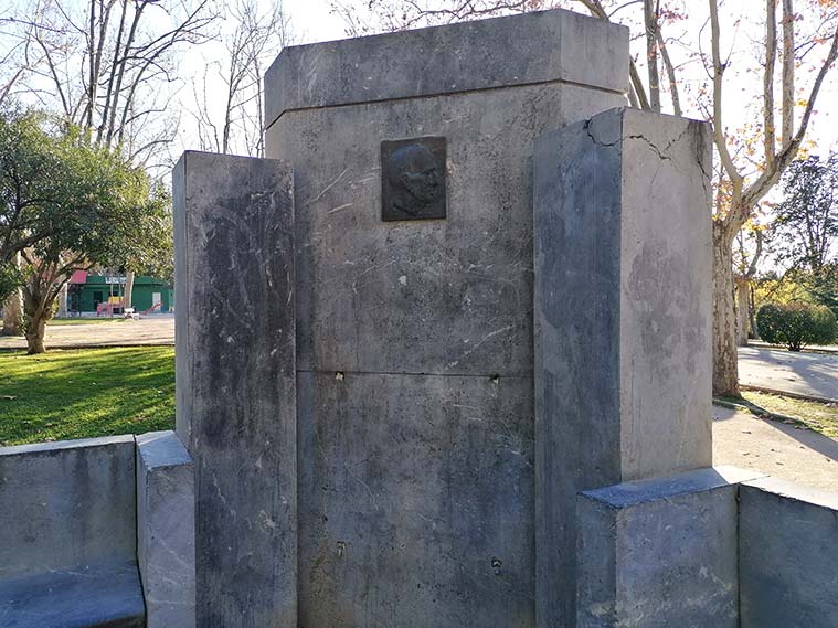 Monumento a Luis López Allué en el Parque Grande