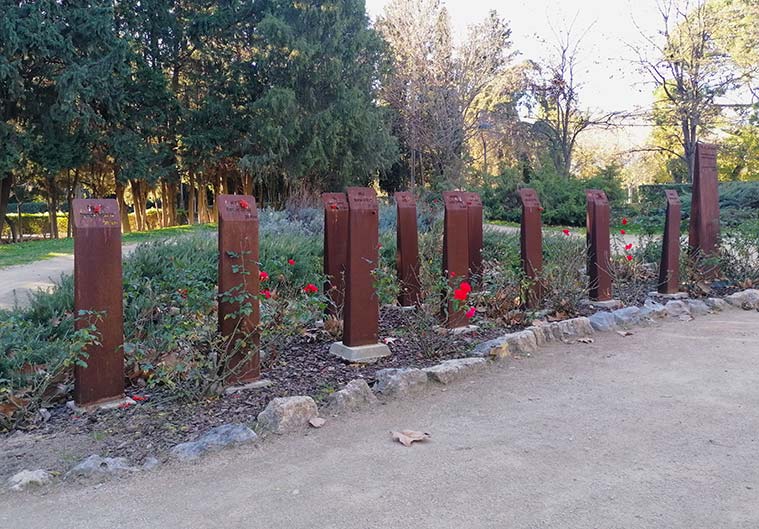 Monumento en homenaje a las Trece Rosas en el Parque Grande de Zaragoza
