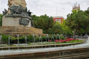 Vista del Monumento de los Sitios desde la Plaza homónima