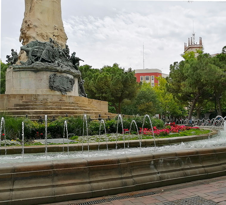 En el centro de la Plaza de los Sitios se erige el Monumento a los Sitios de Zaragoza realizado en 1908 por Agustín Querol