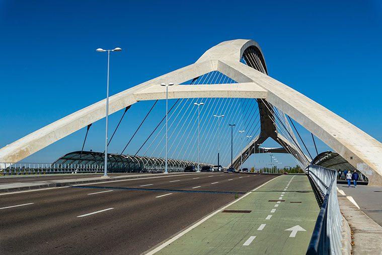 Puente del Tercer Milenio, entre los barrios de La Almozara y el Actur, Zaragoza